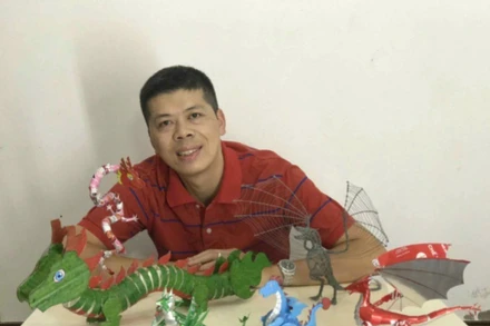 Kiến trúc sư-nhà thơ Châu An Khôi bên những món đồ chơi tự làm.