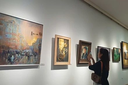 Triển lãm thu hút sự quan tâm của giới chuyên môn và công chúng yêu mỹ thuật.