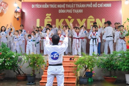 Lớp học võ trên sân đình của võ sư Phạm Đức Thái tạo điều kiện rèn luyện thể chất và tinh thần cho các em nhỏ có hoàn cảnh khó khăn.