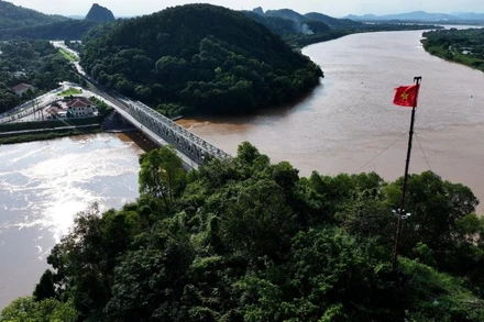 Cầu Hàm Rồng - biểu tượng của một thời oanh liệt.