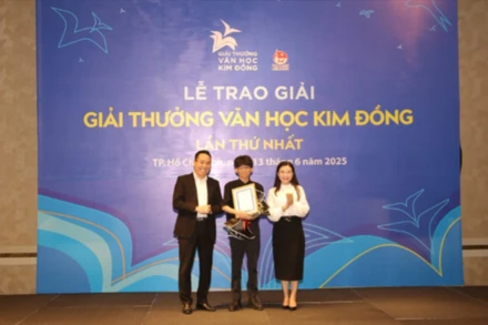 Tác giả Giai Du (giữa) nhận giải Nhất trong Giải thưởng Văn học Kim Đồng lần thứ nhất.