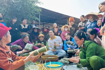 Niềm vui trong "Chợ Tết 0 đồng - chia sẻ yêu thương".
