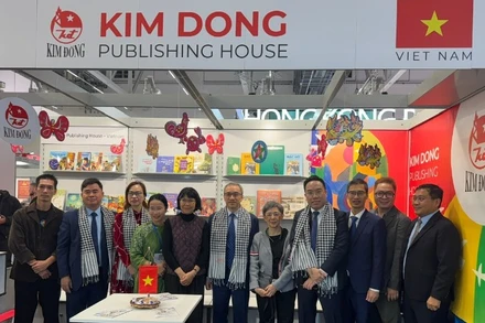 Các đại biểu tại khu vực trưng bày Không gian Sách Việt Nam.