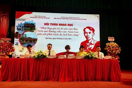 Đoàn chủ trì hội thảo khoa học về phát huy giá trị di sản văn hóa trên quê hương nhà văn Nam Cao.