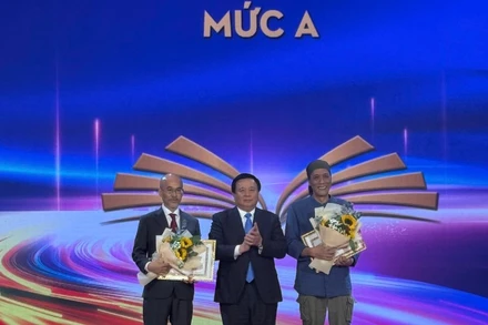 Giáo sư, Tiến sĩ Nguyễn Xuân Thắng, Ủy viên Bộ Chính trị, Giám đốc Học viện Chính trị quốc gia Hồ Chí Minh, Chủ tịch Hội đồng Lý luận Trung ương trao tặng thưởng mức A cho các tác giả.