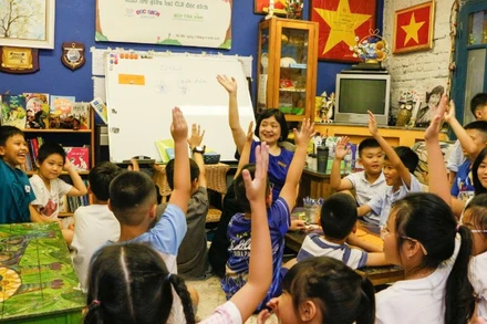 Các bạn nhỏ hào hứng tương tác tại không gian CLB Đọc sách cùng con.