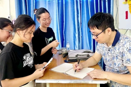 Nhà văn Nguyễn Đình Tú (bên phải) giao lưu cùng các cây bút trẻ.