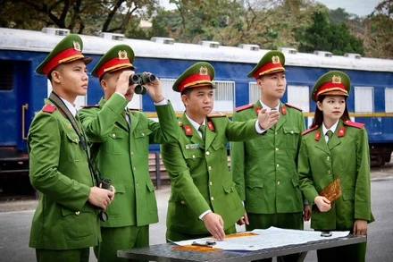 Thầy và trò Trường Cao đẳng Cảnh sát nhân dân I trong giờ lên lớp ngoài thao trường.