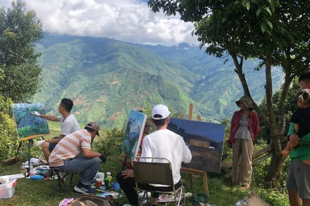 Nhóm họa sĩ sáng tác về vẻ đẹp của miền núi phía Bắc.