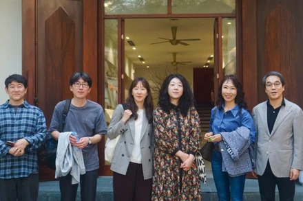 Các nhà văn Hàn Quốc giao lưu tại Nhà xuất bản Hội Nhà văn.