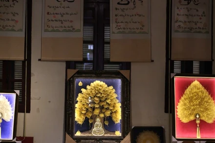 Tranh lá bồ đề nghệ thuật được giới thiệu trang trọng tại Trung tâm Văn hóa nghệ thuật 22 Hàng Buồm (Hoàn Kiếm, Hà Nội).