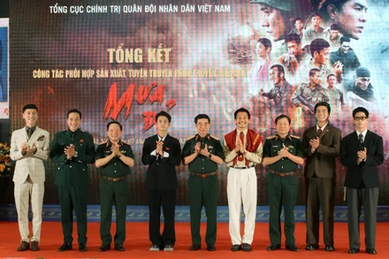 Đại tướng Phan Văn Giang cùng các đại biểu chúc mừng đội ngũ diễn viên trẻ trong phim "Mưa đỏ".