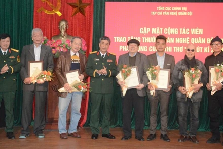 Trao tặng thưởng cho các tác giả đã có đóng góp xuất sắc trong năm 2025.