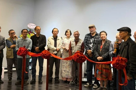 Các nghệ sĩ phát biểu cảm nghĩ tại triển lãm chung.