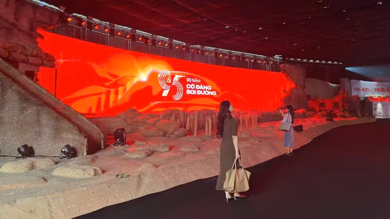 Khu triển lãm "95 năm cờ Đảng soi đường" do Báo Nhân Dân phối hợp thực hiện, được số hóa bằng các công nghệ hiện đại nhất. (Ảnh: PV)