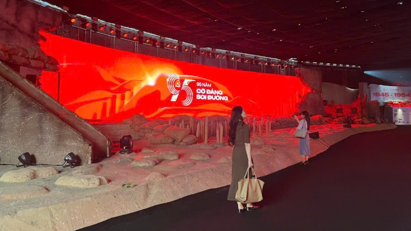 Khu triển lãm "95 năm cờ Đảng soi đường" do Báo Nhân Dân phối hợp thực hiện, được số hóa bằng các công nghệ hiện đại nhất. (Ảnh: PV)