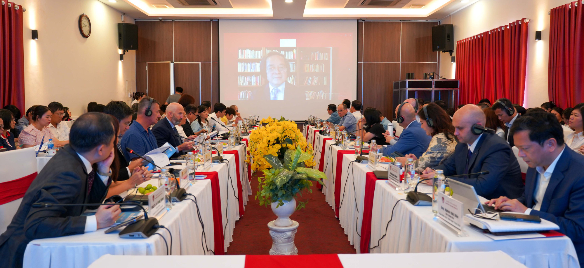 Các diễn giả thảo luận về những động lực tăng trưởng hiện đại, bền vững trong kỷ nguyên mới. dsc07710.jpg