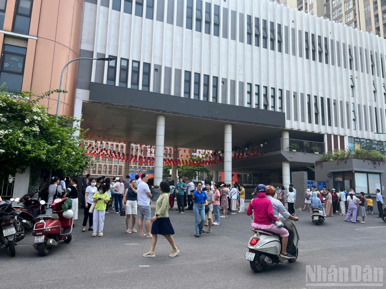Trường THCS Cầu Giấy, gồm có 40 phòng thi. ndo_br_138a00d3b16c05325c7d92.jpg
