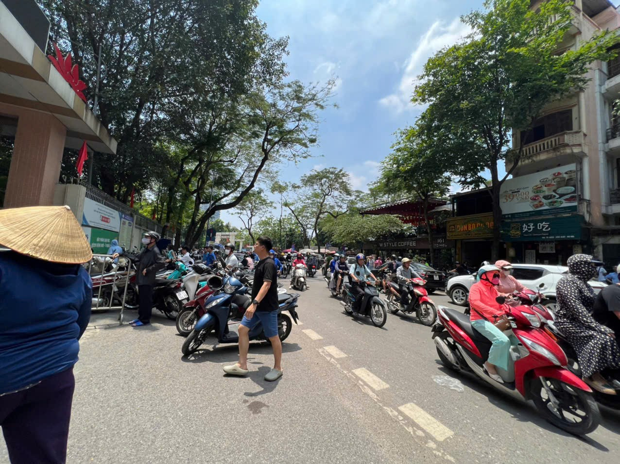 Rất đông phụ huynh đưa đón con đến điểm thi. b0831a52b4ed00b359fc73.jpg