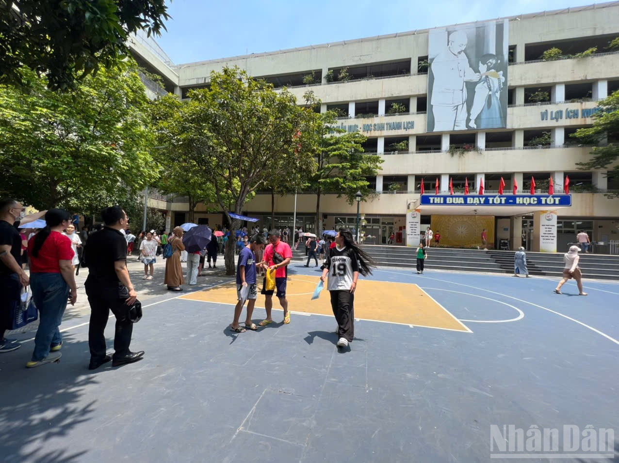 11 giờ 25 cùng ngày, các học sinh kết thúc bài ĐGNL. ndo_br_471cddbf7300c75e9e1170.jpg