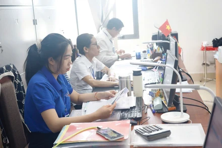 Công chức ngành kho bạc nỗ lực đẩy nhanh tiến độ để chi kinh phí tặng quà Tết Độc lập cho người dân 