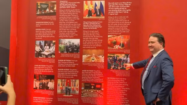 Đại sứ Mỹ Marc Knapper: “Ấn tượng khi được trải nghiệm” tại triển lãm “95 năm cờ Đảng soi đường”