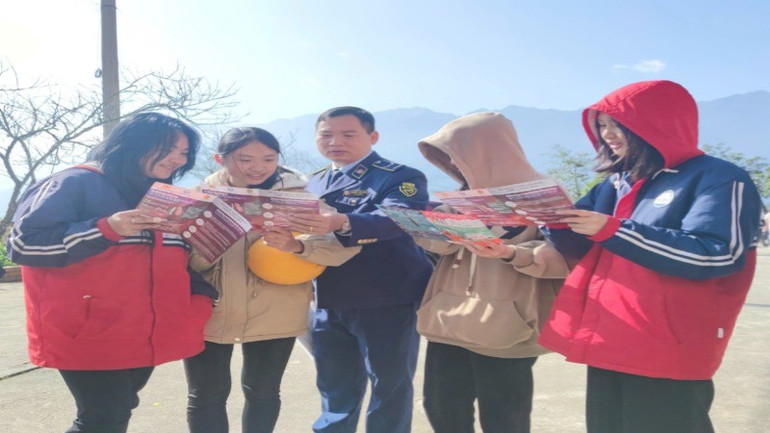 Lực lượng Quản lý thị trường tỉnh Lào Cai tuyên truyền, phổ biến, giáo dục pháp luật về tác hại của thuốc lá điện tử trong trường học. thuoc-la-dien-tu-8978.jpg