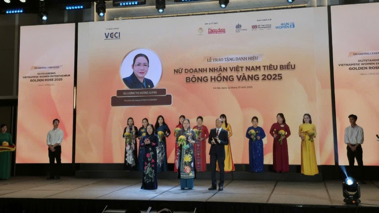 Đại diện lãnh đạo VCCI trao tặng danh hiệu "Nữ doanh nhân Việt Nam tiêu biểu - Bông hồng vàng 2025" cho các nữ doanh nhân có thành tích xuất sắc. b41b885f32b8bfe6e6a9-7631.jpg