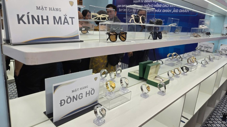Một số sản phẩm hàng hóa vi phạm được trưng bày tại sự kiện. f8b11f6751b8e6e6bfa9-940.jpg