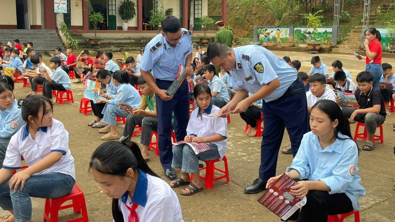 Lực lượng Quản lý thị trường tỉnh Lào Cai tuyên truyền phòng, chống tác hại của thuốc lá điện tử, thuốc là thế hệ mới trong học đường cho học sinh trên địa bàn huyện Bảo Yên. (Ảnh: NGỌC ANH) thuoc-la-dien-tu-2-6966.jpg