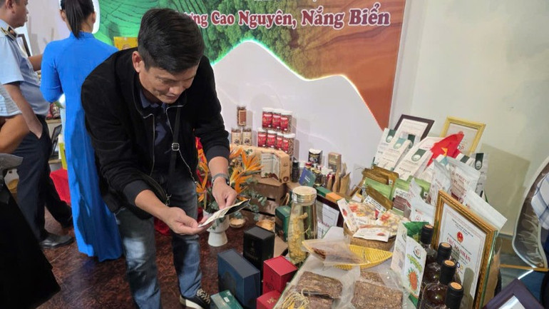 Người dân tham quan các gian hàng giới thiệu nông sản địa phương. z7151523039968-7079a0941f2ec1f33be1d9856bc281ed-7631.jpg