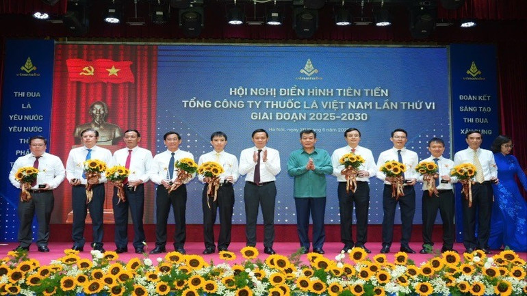 Phó Bí thư Đảng ủy Chính Phủ Nguyễn Đức Phong chúc mừng các tập thể được vinh danh có thành tích xuất sắc trong thi đua 1iu6j4tib-37igqe-4209.jpg