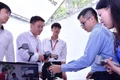Các nhà đầu tư và thanh niên tham quan gian hàng trình diễn sản phẩm khởi nghiệp đổi mới sáng tạo về khoa học-công nghệ tại một triển lãm do Thành Đoàn Hà Nội tổ chức.