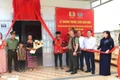 Thứ trưởng Công an Phạm Thế Tùng cùng các đại biểu thực hiện thủ tục trao nhà cho gia đình ông K’Srai, bon Ting Wel Đơm, xã Đắk Nia), là hộ gia đình có hoàn cảnh đặc biệt khó khăn được trao tặng nhà từ nguồn kinh phí hỗ trợ của Bộ Công an.