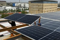 Các kỹ thuật viên lắp đặt tấm pin mặt trời trên mái nhà của một nhà máy ở thành phố cảng Karachi của Pakistan. Ảnh: AFP