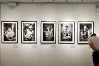 Một số tác phẩm của nhiếp ảnh gia Andy Soloman được trưng bày tại triển lãm Tiếp nối: Việt Nam.