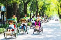 Du khách trải nghiệm khám phá du lịch xanh tại Huế bằng xích-lô.