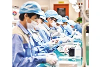 Người lao động mong muốn điều chỉnh tăng lương tối thiểu vùng để có thêm thu nhập trang trải cuộc sống. Ảnh: NAM NGUYỄN