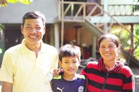 Một gia đình hạnh phúc bên ngôi nhà mới.