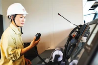 “Không chỉ cần sức bền, nghề này còn đòi hỏi sự chính xác đến tuyệt đối và kiến thức công nghệ luôn được cập nhật thường xuyên”, chị Phạm Thu Hằng chia sẻ.