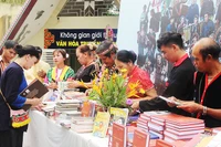 Nâng cao tính phục vụ để đưa sách truyện đến với đồng bào các dân tộc vẫn là một cách làm cần đầu tư nhiều hơn. Ảnh: HOÀNG HOA