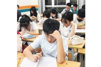 Một lớp luyện thi vào lớp 10 THPT công lập tại phường Cầu Giấy (Hà Nội).