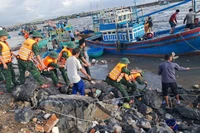 Lực lượng chức năng trục vớt các tàu cá tại cảng Liên Hương (xã Liên Hương, Lâm Đồng).