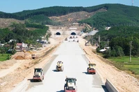 Nhà thầu đứng đầu liên danh là Tập đoàn Đèo Cả đã tập trung nguồn lực, thi công liên tục “3 ca, 4 kíp”, lúc cao điểm huy động gần 4.000 nhân sự và 1.500 thiết bị trên công trường dự án đường cao tốc Quảng Ngãi - Hoài Nhơn.