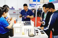 Sản phẩm thiết bị điện thông minh của doanh nghiệp Việt được giới thiệu tại triển lãm công nghệ. Ảnh: BẮC SƠN