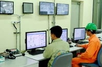 Vận hành tại nhà máy điện rác. Ảnh: NAM NGUYỄN