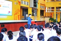 Học sinh Trường THPT Ten Lơ Man (phường Bến Thành) sinh hoạt về nội dung an toàn trên không gian mạng. Ảnh: BÁO PHỤ NỮ