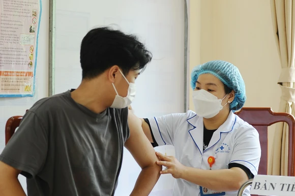 Duy trì tiêm phòng cúm định kỳ là cách tốt nhất tăng cường hệ miễn dịch để bảo vệ bản thân và cộng đồng. Ảnh: HẢI NAM