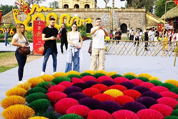 Khách du lịch tham dự chương trình Happy Tết 2026. Ảnh: NAM HẢI