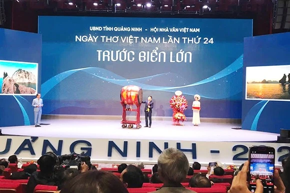 Tổ chức tốt Ngày thơ Việt Nam trên đất mỏ